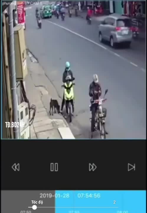 Vừa cởi mũ bảo hiểm, người đàn ông bị xe máy tông văng xuống đường