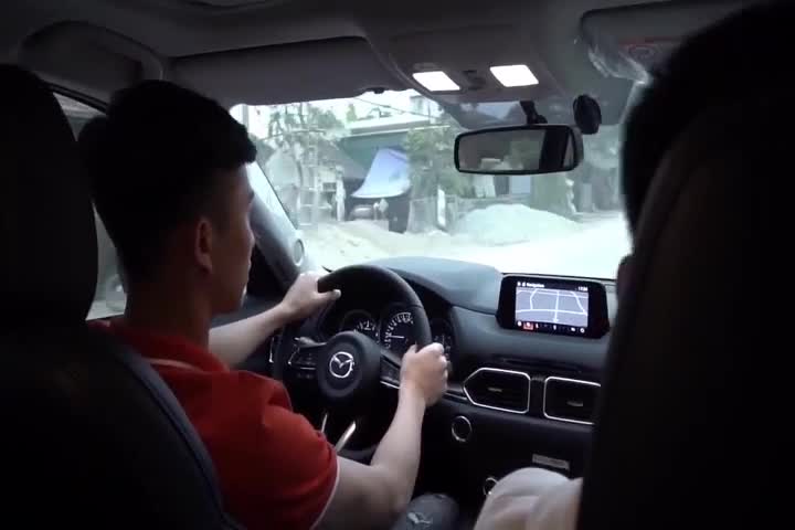 Cầu thủ Phan Văn Đức mua xe đi chơi Tết