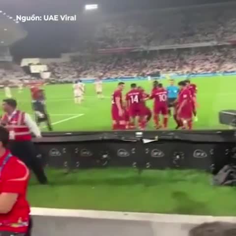 CĐV UAE tức giận ném giày dép, chai nước xuống sân vì thua Qatar trận bán kết Asian Cup 2019