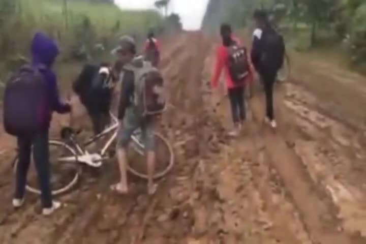 Con đường đến trường ngập bùn của các em học sinh ở Nghệ An