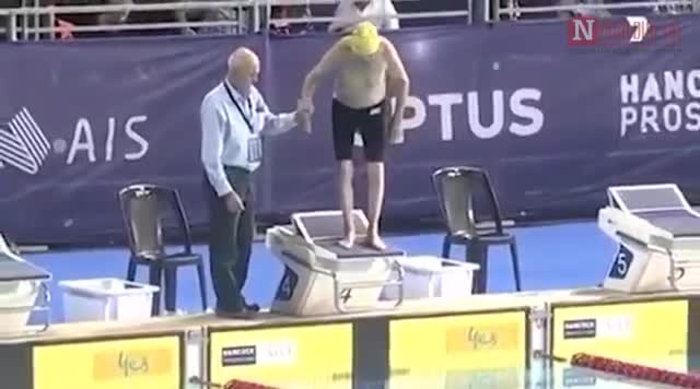 Cụ ông 99 tuổi lập kỷ lục thế giới về bơi 50m tự do