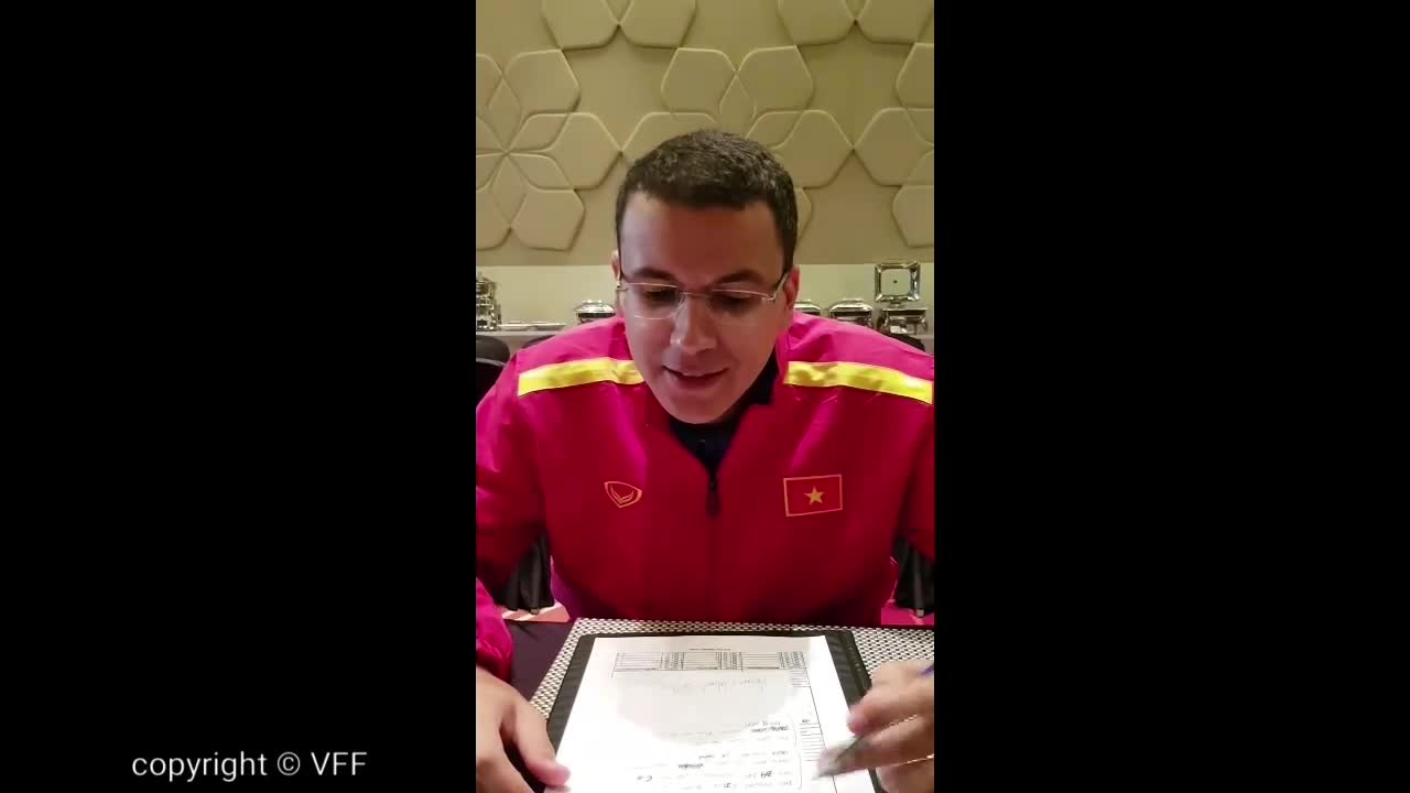 HLV thể lực Fonseca tập hát Quốc ca Việt Nam trước thềm Asian Cup 2019