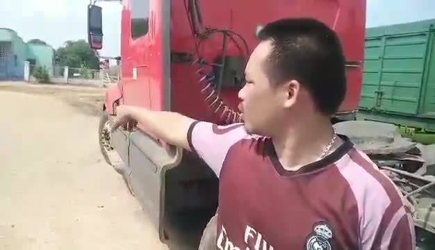 Video: Tài xế kể lại hút giây va chạm với tàu hỏa lúc rạng sáng tại Ninh Thuận