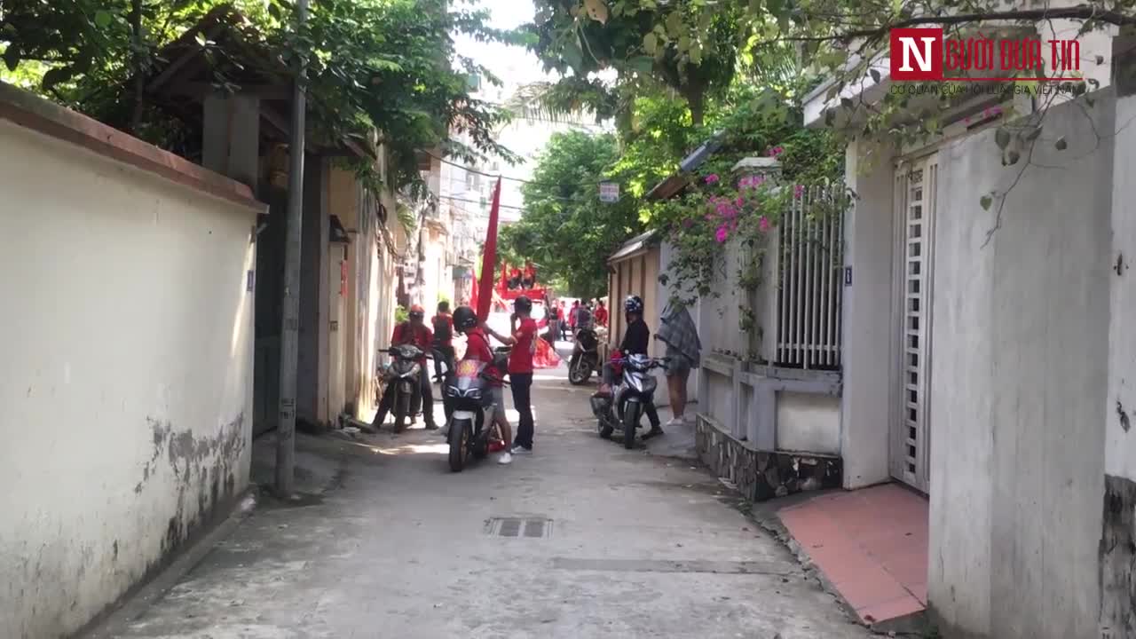 Hàng ngàn CĐV nhuộm đỏ Thủ đô trước giờ bóng lăn