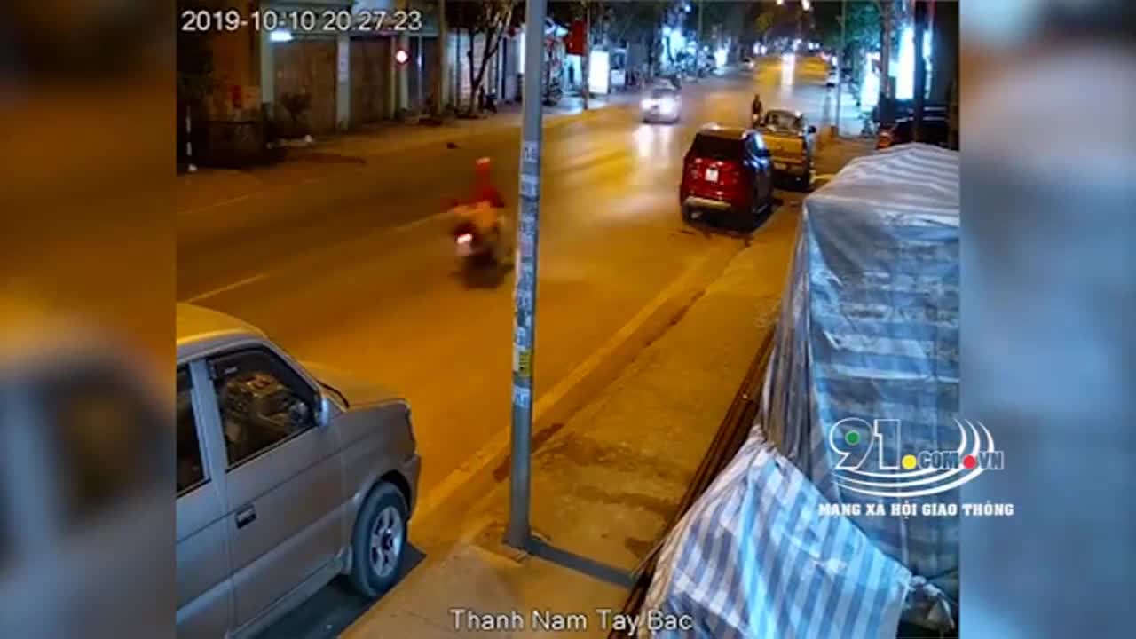 Kinh hoàng khoảnh khắc xe khách vượt ẩu, tông trực diện xe máy ở Sơn La
