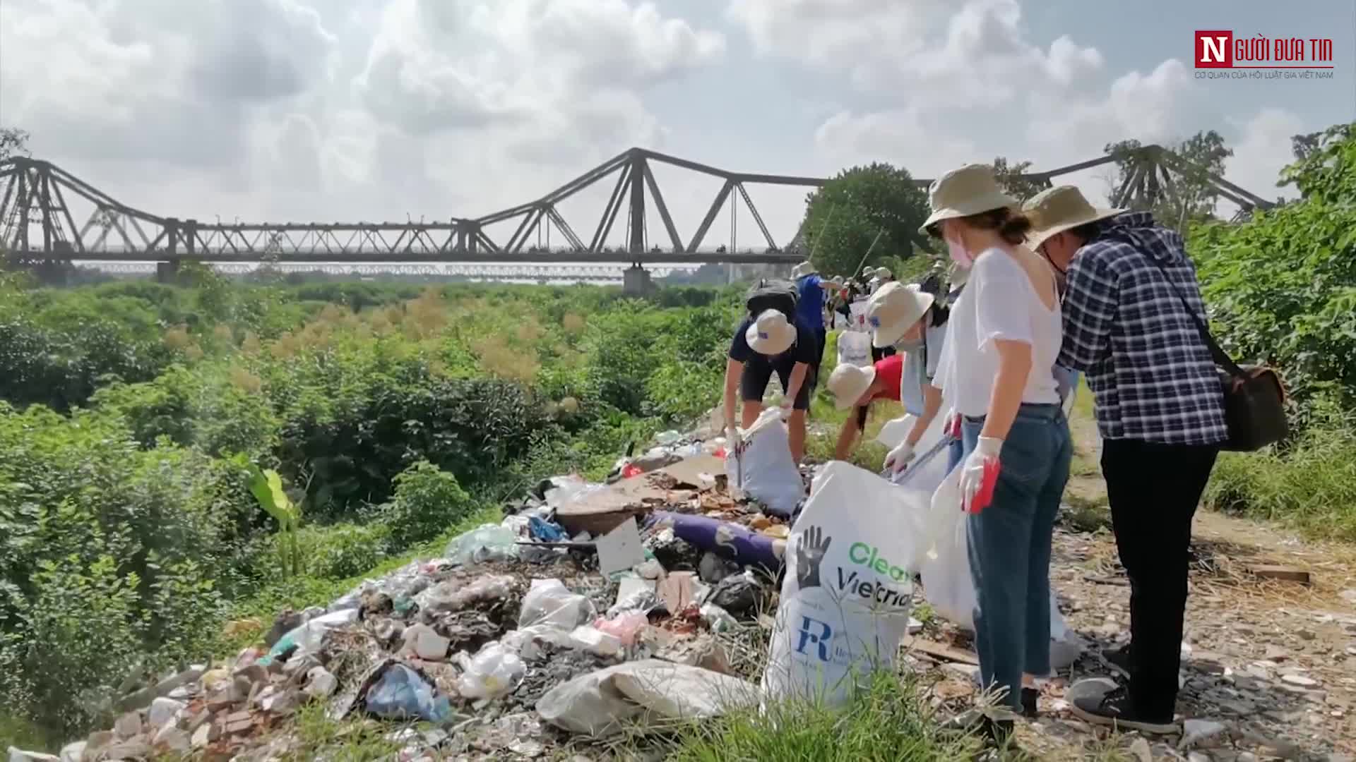Hàng trăm tình nguyện viên dọn rác sông Hồng và dưới chân cầu Long Biên