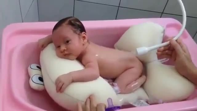 Clip Ngộ nhĩnh trẻ thơ: Biểu cảm đáng yêu của em bé khi được đi tắm đốn tim dân mạng