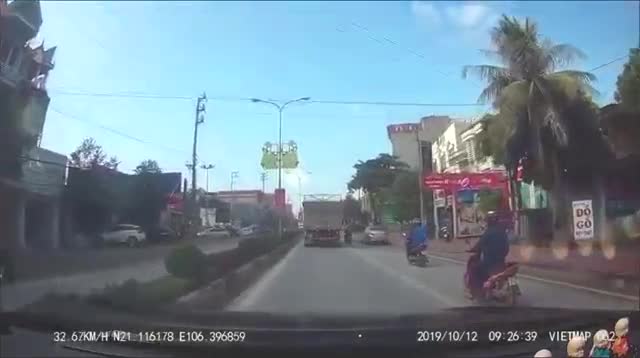 Clip: Chạy sát xe tải, người đàn ông suýt bị bánh xe cán trúng
