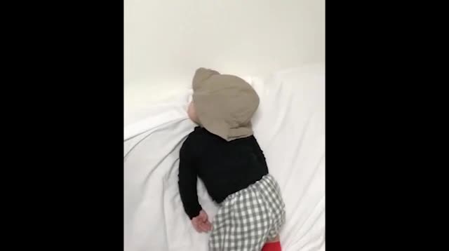 Cậu bé có thể ngủ kể cả khi đứng