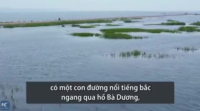 Khám phá con đường cắt đôi mặt hồ ở Trung Quốc