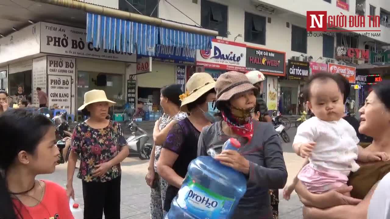 Người dân chung cư HH Linh Đàm phản ánh nước miễn phí có màu và mùi lạ
