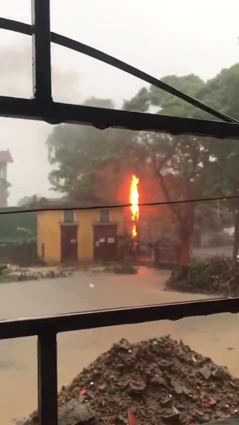 Sét đánh cháy trạm biến áp trong mưa lớn ở thành phố Vinh