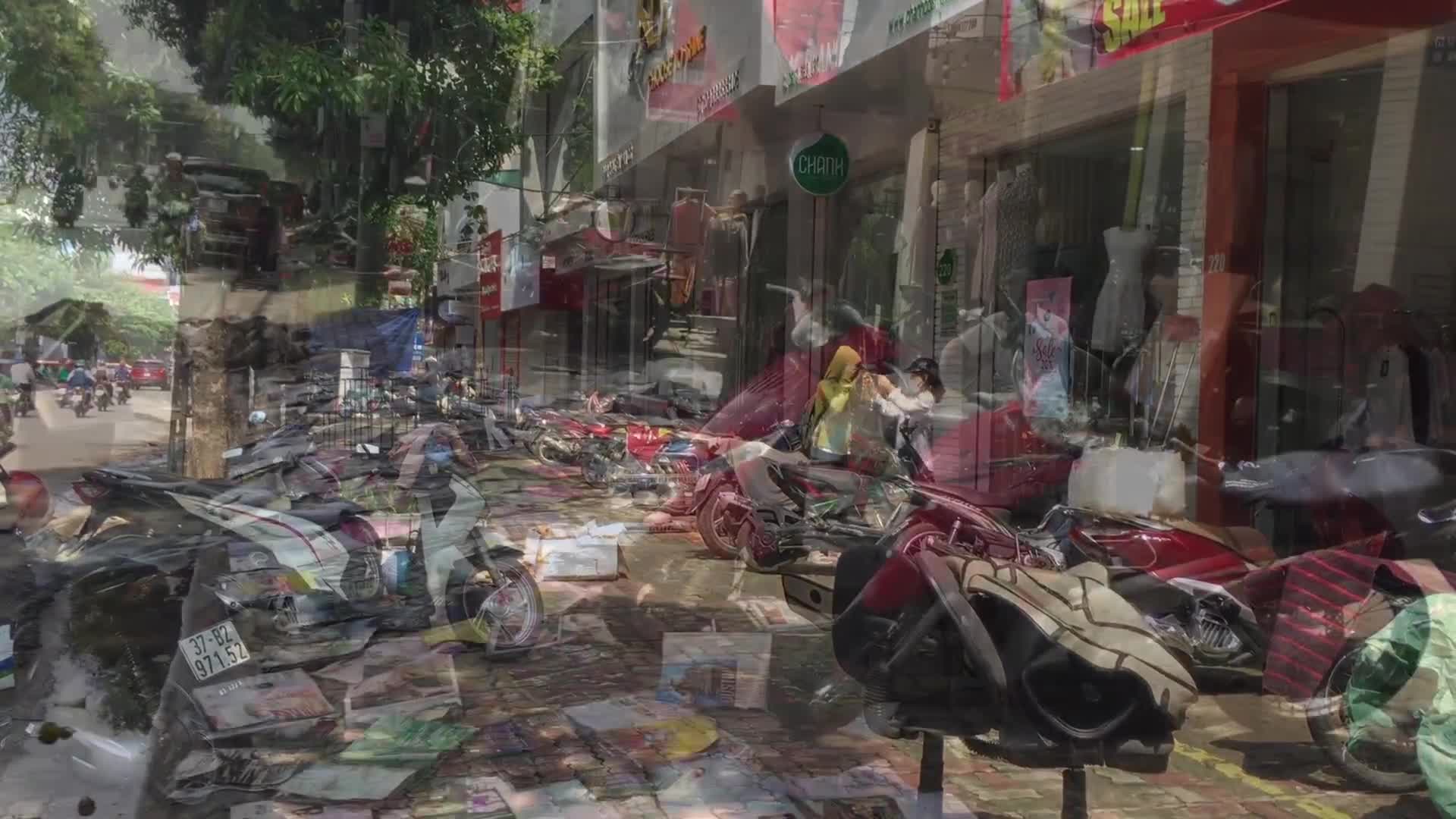 Nước rút, người dân TP Vinh hối hả dọn vệ sinh, phơi đồ đạc sau trận lụt kỷ lục