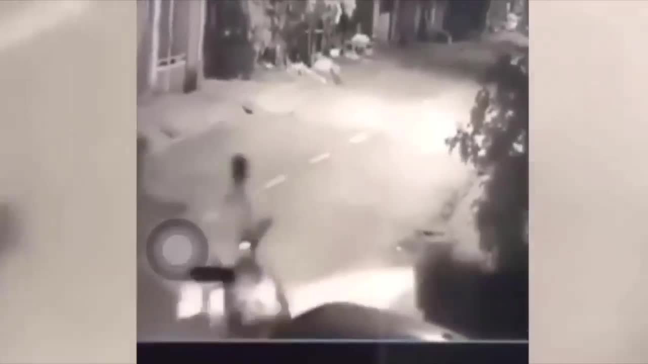 Băng cướp nhí táo tợn tấn công người đi đường, cướp xe máy ở Hóc Môn