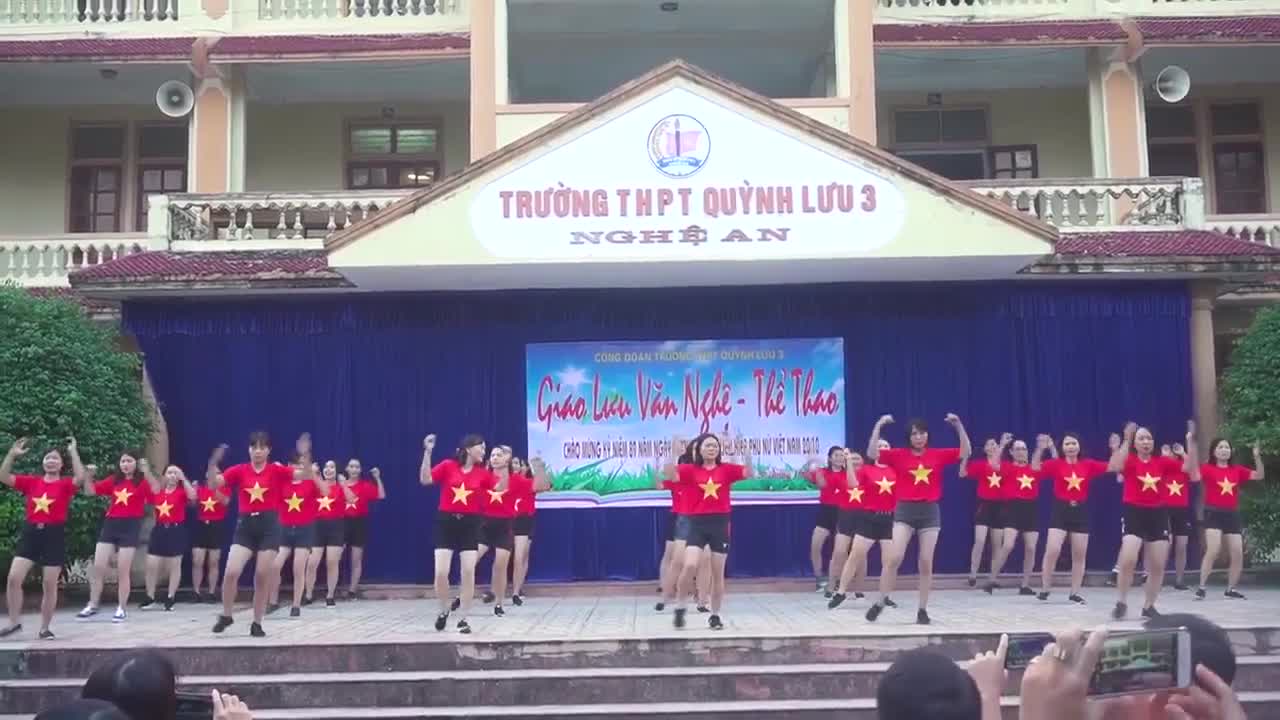 Clip 30 cô giáo Nghệ An nhảy đồng diễn “cực chất” nhân ngày 20/10 gây bão mạng