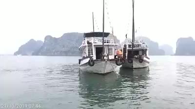 Tàu du lịch chìm trên vịnh Hạ Long do va chạm với tàu chở đá