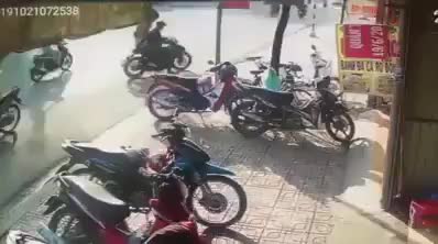 Clip: Nam thanh niên tăng ga, hạ gục tên trộm xe máy trong tích tắc