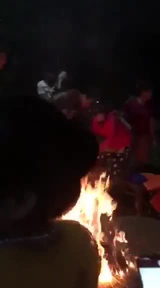Dân làng đốt lửa sưởi ấm, cứu sống nam thanh niên rơi xuống sông Lam