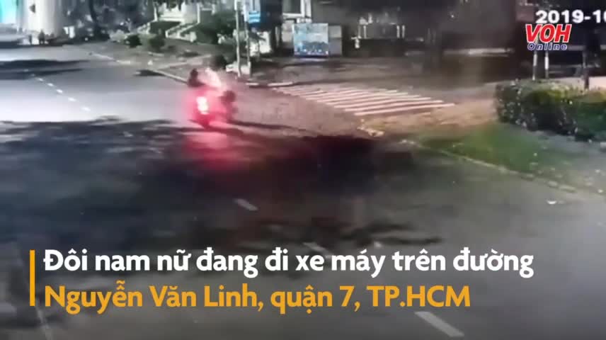 Nhóm đối tượng dàn cảnh giật túi xách rồi cướp xe máy giữa phố Sài Gòn