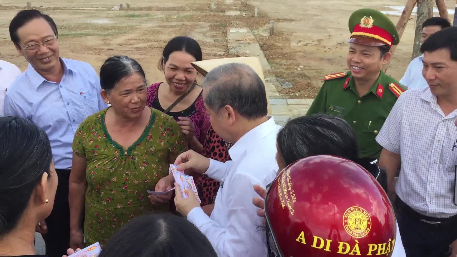 Chủ tịch tỉnh Thừa Thiên-Huế mua vé số tặng bà con sắp di dời về nơi ở mới