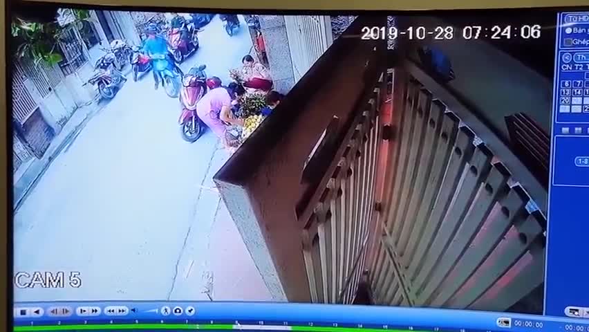 Người phụ nữ che chắn để đồng bọn trộm túi xách ngay giữa phố Hà Nội