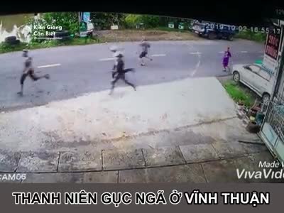 Clip: 2 nhóm thanh niên hỗn chiến ở Kiên Giang, 1 người gục chết bên lề đường