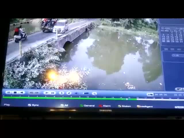 Clip: Va phải xe tuk tuk, ôtô chở 5 người trong gia đình lao xuống sông