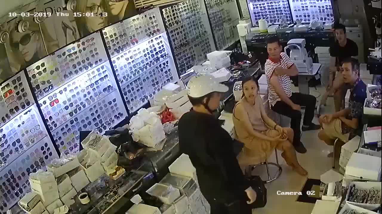 Clip: Người đàn ông dùng ảo thuật, qua mặt 4 người trong cửa hàng để trộm điện thoại
