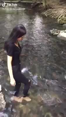 Cô gái bị 'ném đá' vì lội xuống suối cá thần ở Thanh Hóa quay clip