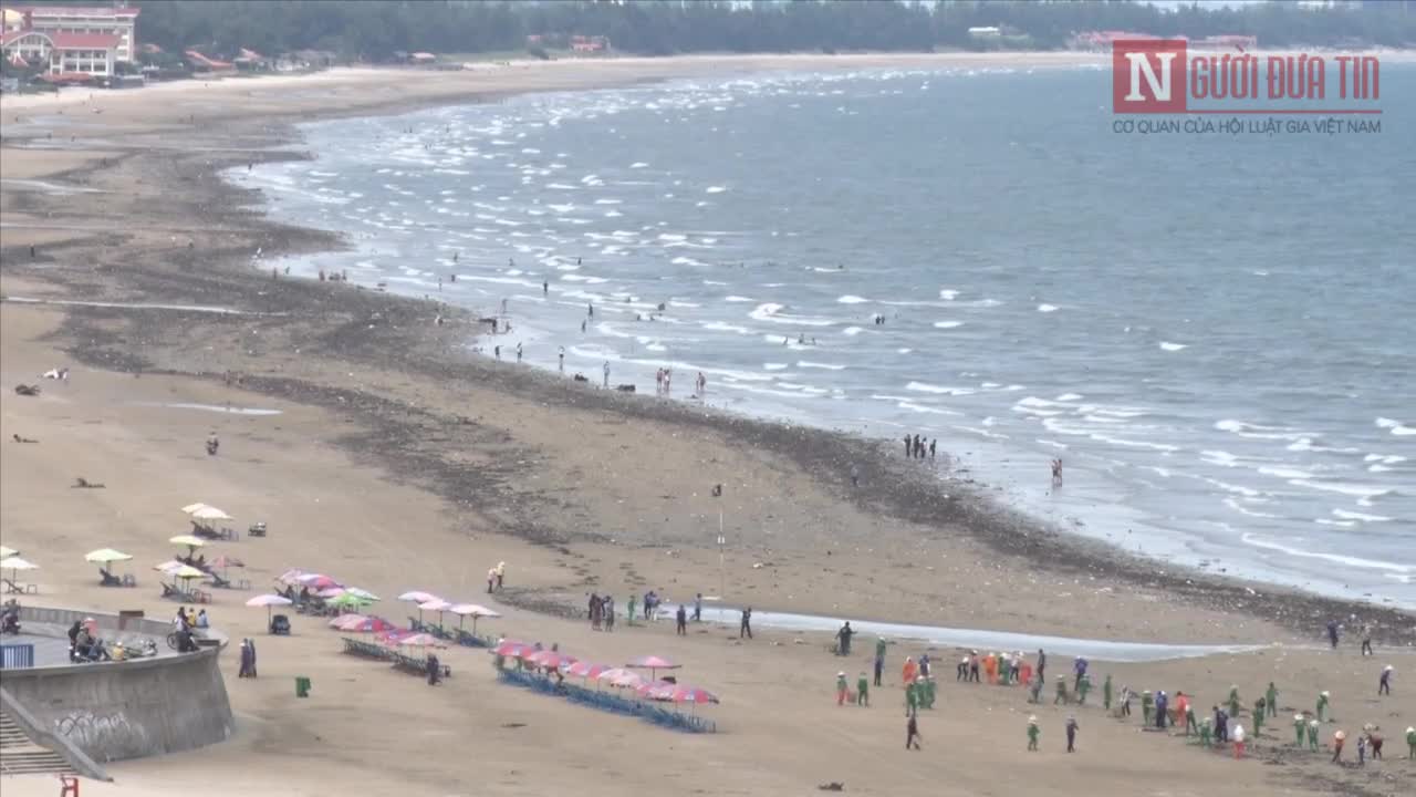 Video: Rác tràn ngập bờ biển Vũng Tàu sau một đêm, công nhân gồng mình thu gom