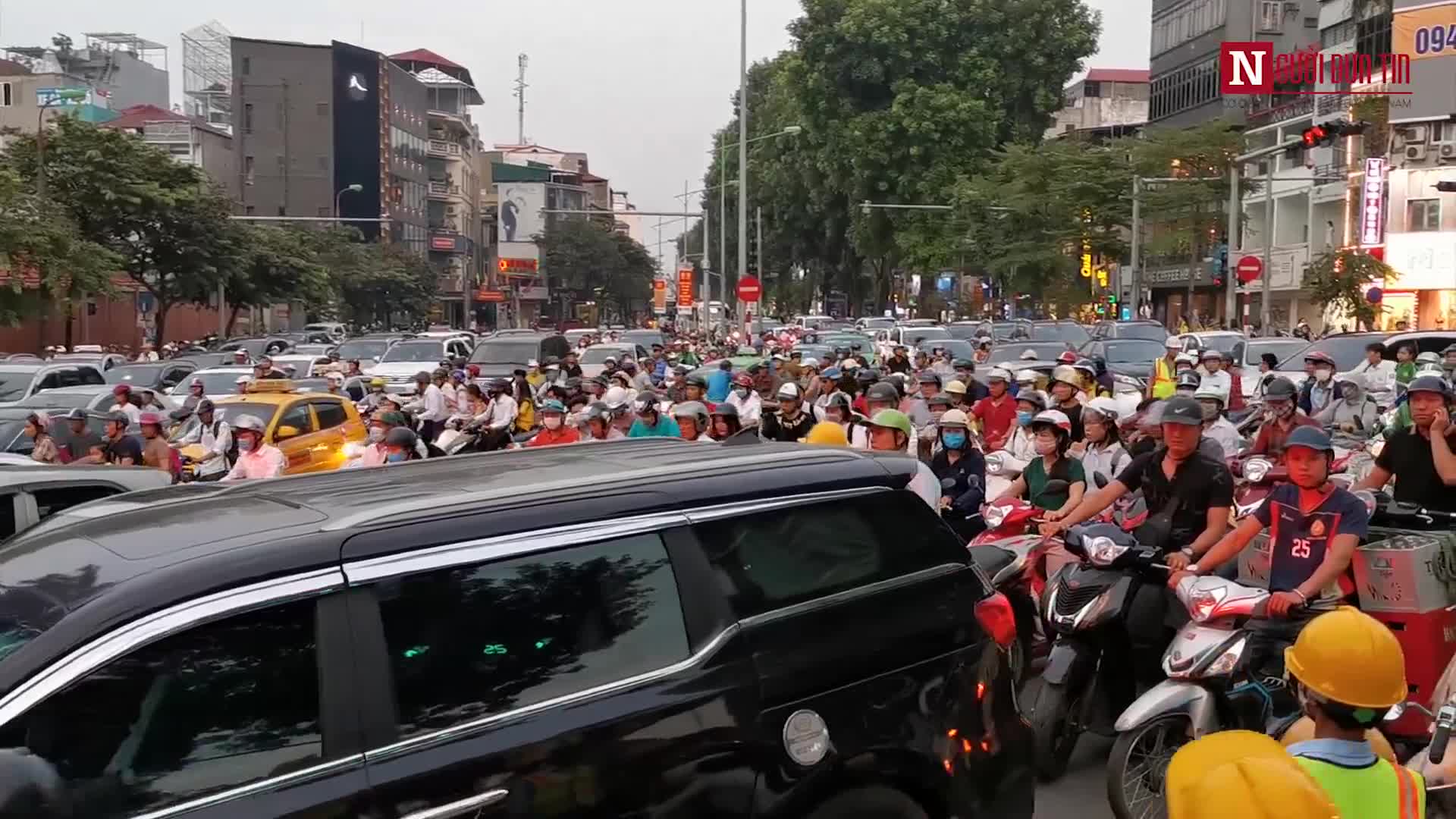 Rào đường Kim Mã khiến giao thông ún tắc