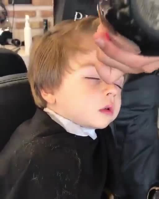 Clip Ngộ nghĩnh trẻ thơ: Ngủ gật trong lúc cắt tóc, cậu bé khiến dân mạng lụi tim