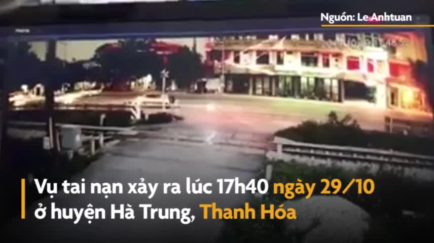 Khoảnh khắc ô tô băng qua đường ray bị tàu hỏa húc bay ở Thanh Hoá