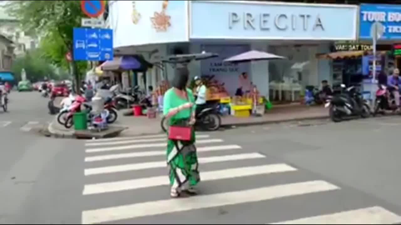 Clip: Sốc cảnh nữ du khách bị cướp giật điện thoại ngay chợ Bến Thành