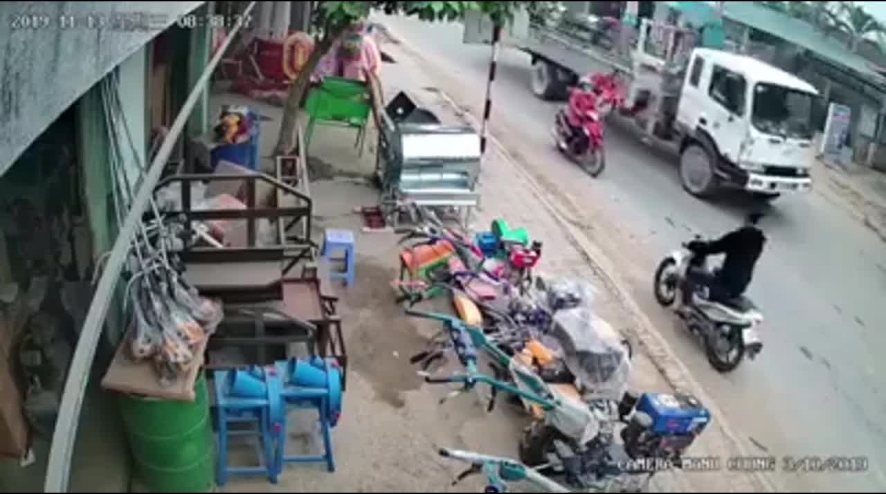 Tránh xe máy, người phụ nữ chết thảm dưới bánh xe tải
