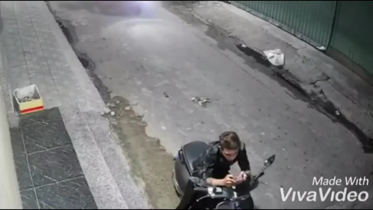 Nam niên bị kề dao vào cổ cướp điện thoại và xe máy giữa phố Sài Gòn