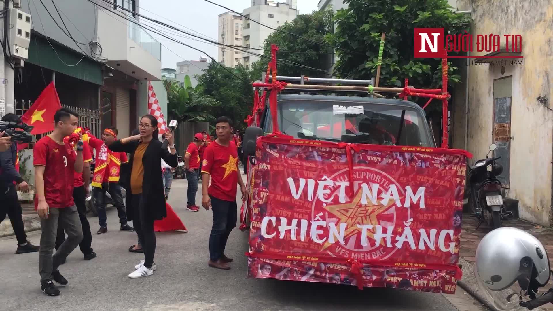 Cổng động viên nhuộm đỏ phố phường Hà Nội tiếp lửa cho tuyển Việt Nam