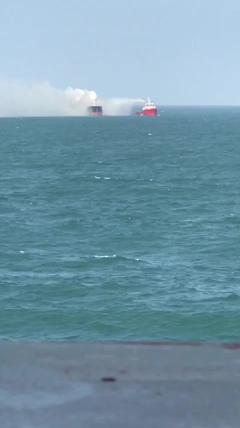 Cháy tàu hàng phế liệu của Trung Quốc trên vùng biển Vũng Tàu 