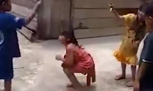 Video: Kinh ngạc cảnh 4 đứa trẻ chơi nhảy dây bằng xác rắn khổng lồ