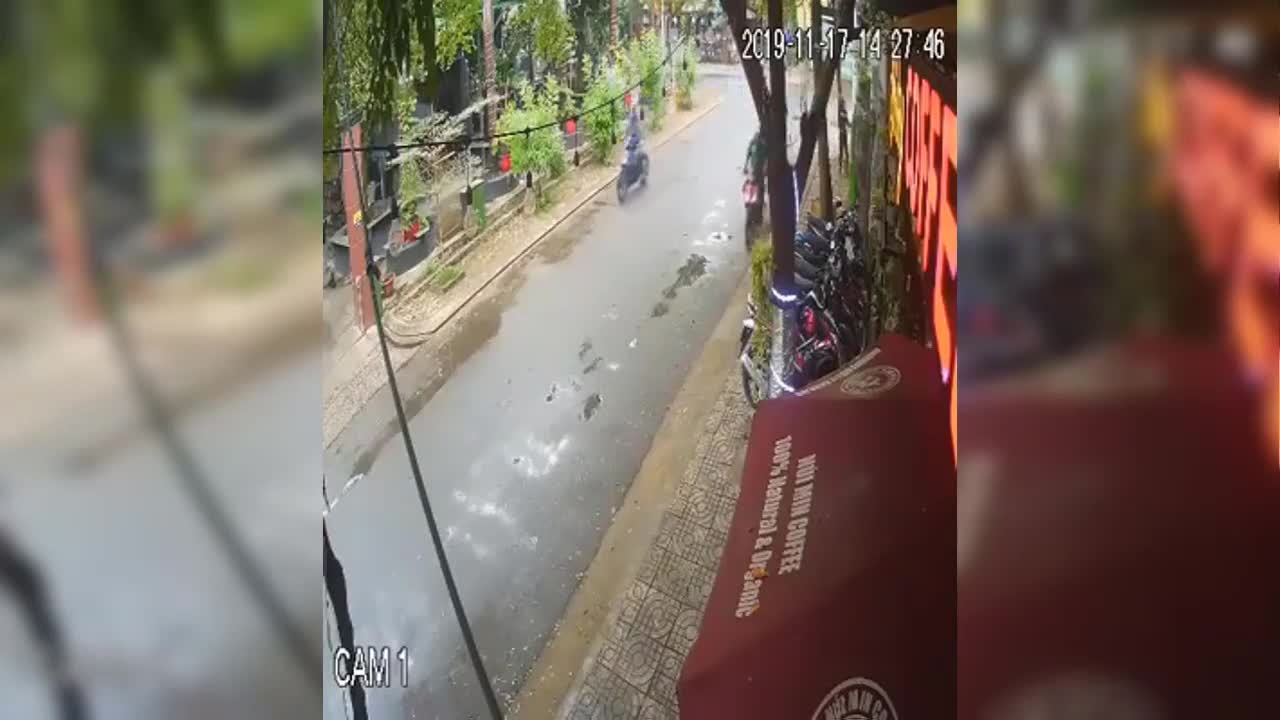 Clip: Lật tẩy màn dàn cảnh trộm xe máy cực tinh vi ngay giữa phố Sài Gòn