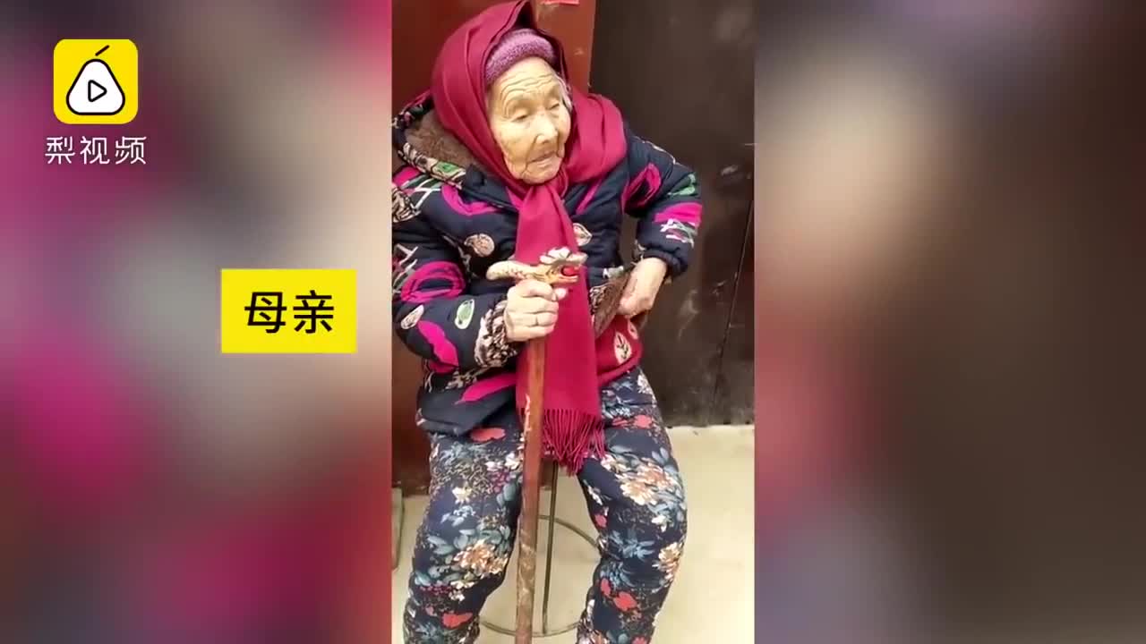 Mẹ già 107 tuổi chia kẹo cho con gái 84 tuổi 
