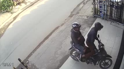 Video: Diễn biến vụ 2 tên cướp dùng súng cướp tiệm vàng ở Hóc Môn 