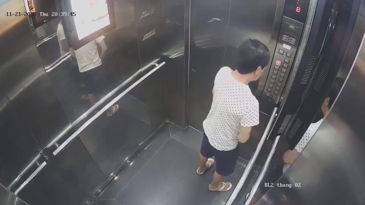Lại xuất hiện clip người đàn ông tè bậy trong thang máy chung cư ở TP.HCM