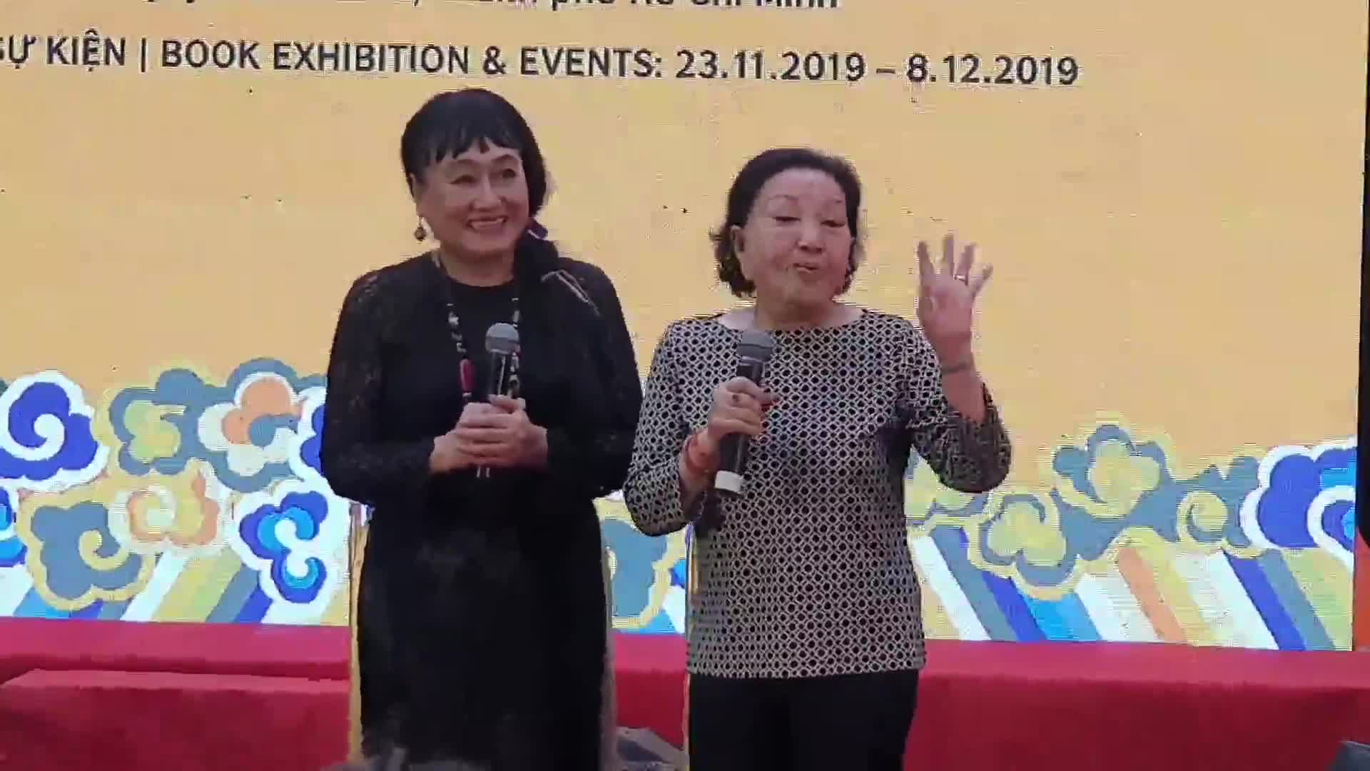 Nghệ sĩ Hồng Nga: Mẹ đánh đến chảy máu vẫn lén vào rạp xem hát