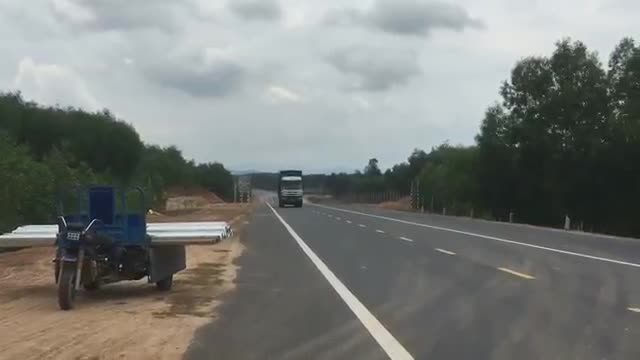 Xe tải, xe khách lách qua barie đất để chạy vào cao tốc đang thi công