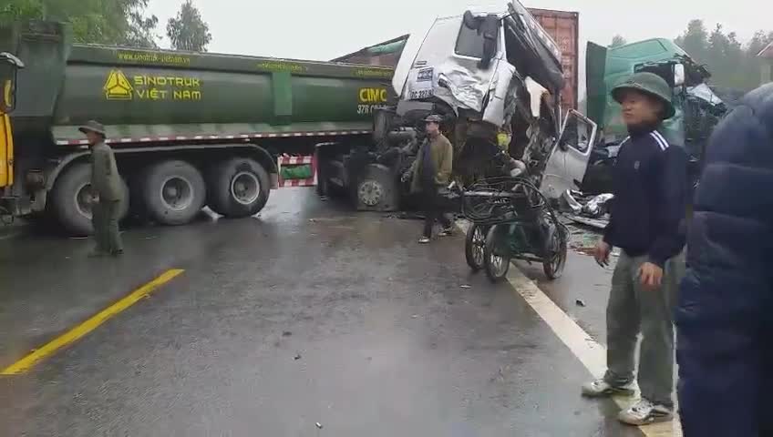 Tai nạn giữa hai container và máy xúc, 3 tài xế bị thương