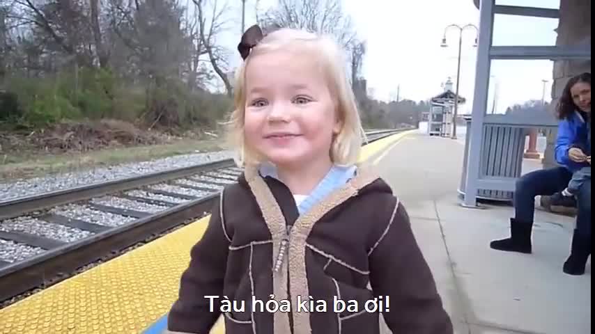 Clip Ngộ nghĩnh trẻ thơ: Biểu cảm đáng yêu của bé khi nhìn thấy tàu hỏa