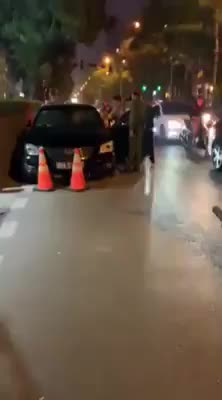 Lực lượng chức năng cưỡng chế đưa nam tài xế ra khỏi xe