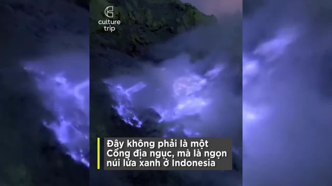 Ngọn núi lửa có dung nham màu xanh kỳ ảo
