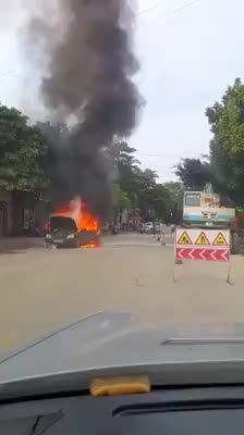 Clip: Ô tô 5 chỗ bốc cháy dữ dội giữa đường ở Thanh Hóa